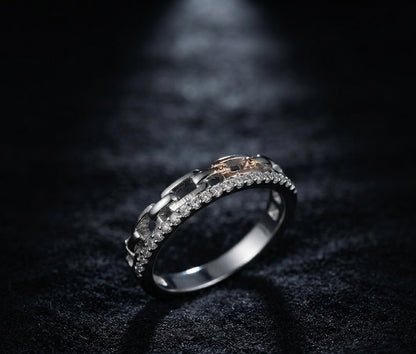 Sparkling Link Band Ring